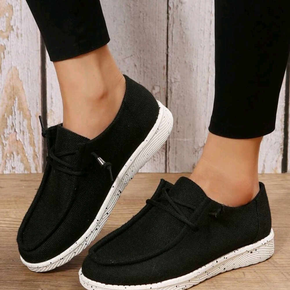 SHEIN Black and White Slip-On Flats with Minimalist Design